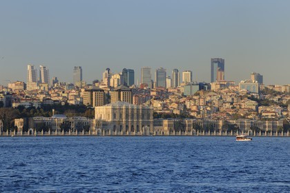 Turquie, Istanbul, quartier de Besiktas, palais de Dolmabahce (Dolmabahçe Sarayi) construit par le Sultan Abdülmecit et la ville moderne