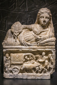 France, Gard (30), Nîmes, Musée de la Romanité, urne cinéraire étrusque en albatre représentant le voyage d'un couple de défunts sur un char (Volterra Ième siècle av. J.-C.)(exposition temporaire)
