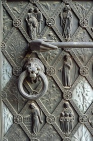 France, Bas-Rhin (67), Strasbourg, vieille ville classée au Patrimoine Mondial de l'UNESCO, la cathédrale Notre-Dame, sculptures et bas-relief de la porte principale de la facade occidentale