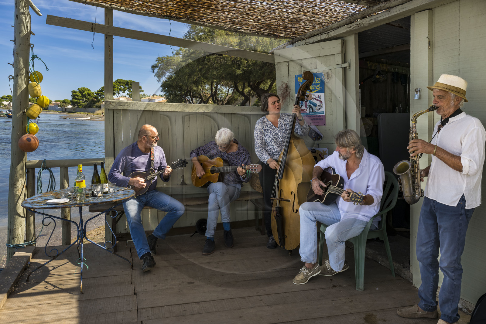 France, Hérault (34), Sète,  Pointe du Barrou sur les rives de l'étang de Thau, le groupe de musique Au Bois de mon cœur qui réinterprète les chansons de Georges Brassens, il est mené par le pêcheur sétois Jean-Louis Lambert au chant et à la guitare, Georges Cabaret à la guitare solo, Guy Blanc dit Guet au saxo alto, Denis Benito à la mandoline bluegrass et Tatiana à la contrebasse