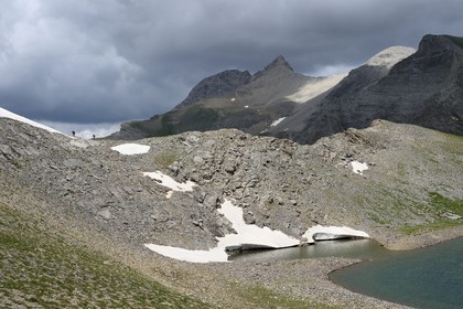 France, Alpes de Haute Provence, Uvernet Fours, Mercantour National Park, Ubaye valley, lake tour hiking trail of the Cayolle pass at the Pas du Lausson, Garrets lake and the Mount Pelat (3051 m) in the background
