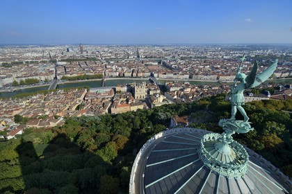 France, Rhône (69), Lyon, site historique classé Patrimoine Mondial de l'UNESCO, Vieux Lyon, la statue de Saint Michel Archange terrassant le dragon sculptée par Millefaut sur l'abside de la Basilique Notre Dame de Fourvière en premier plan, la cathédrale (primatiale) Saint Jean et le quartier de la Presqu'Ile en arrière plan