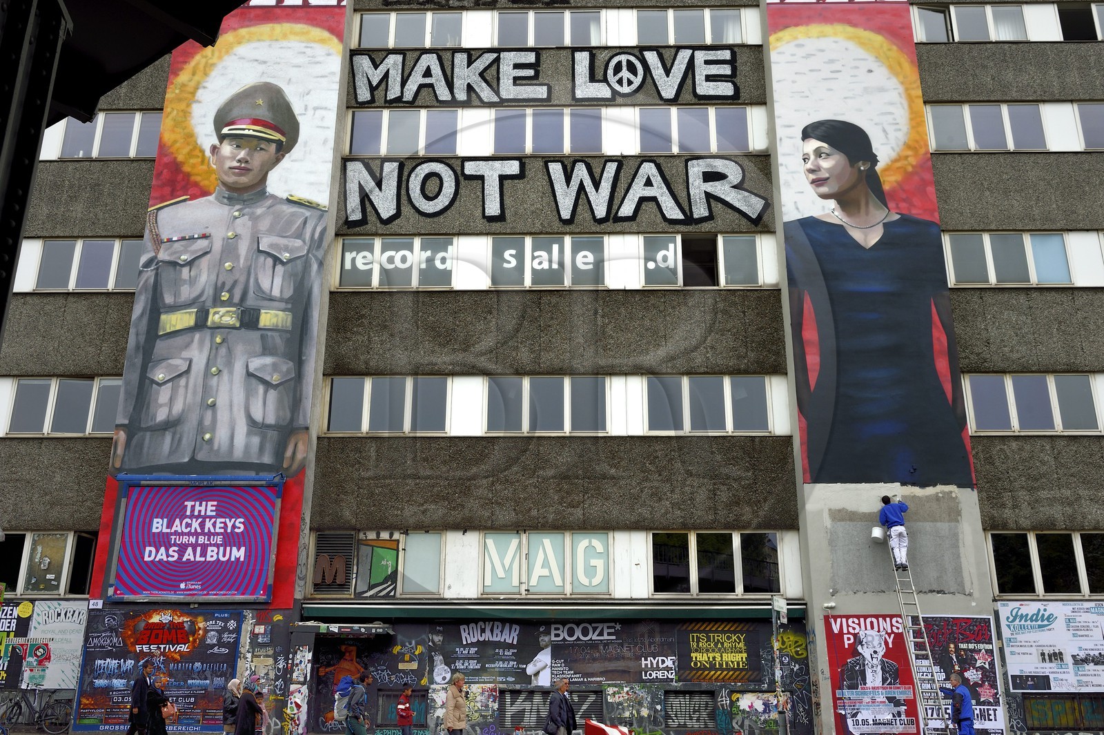 Allemagne, Berlin, quartier de Friedrichshain-Kreuzberg, street art au-dessus du Mag­net club à Oberbaumbrücke Make Love, Not War (Faites l'amour, pas la guerre)