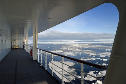 Groenland, cote Nord-Ouest, Smith sound au nord de la baie de Baffin, le bateau de croisière MS Fram de la compagnie Hurtigruten progressant entre les blocs de glace de la banquise, la côte canadienne de l'ile d'Ellesmere en arrière plan