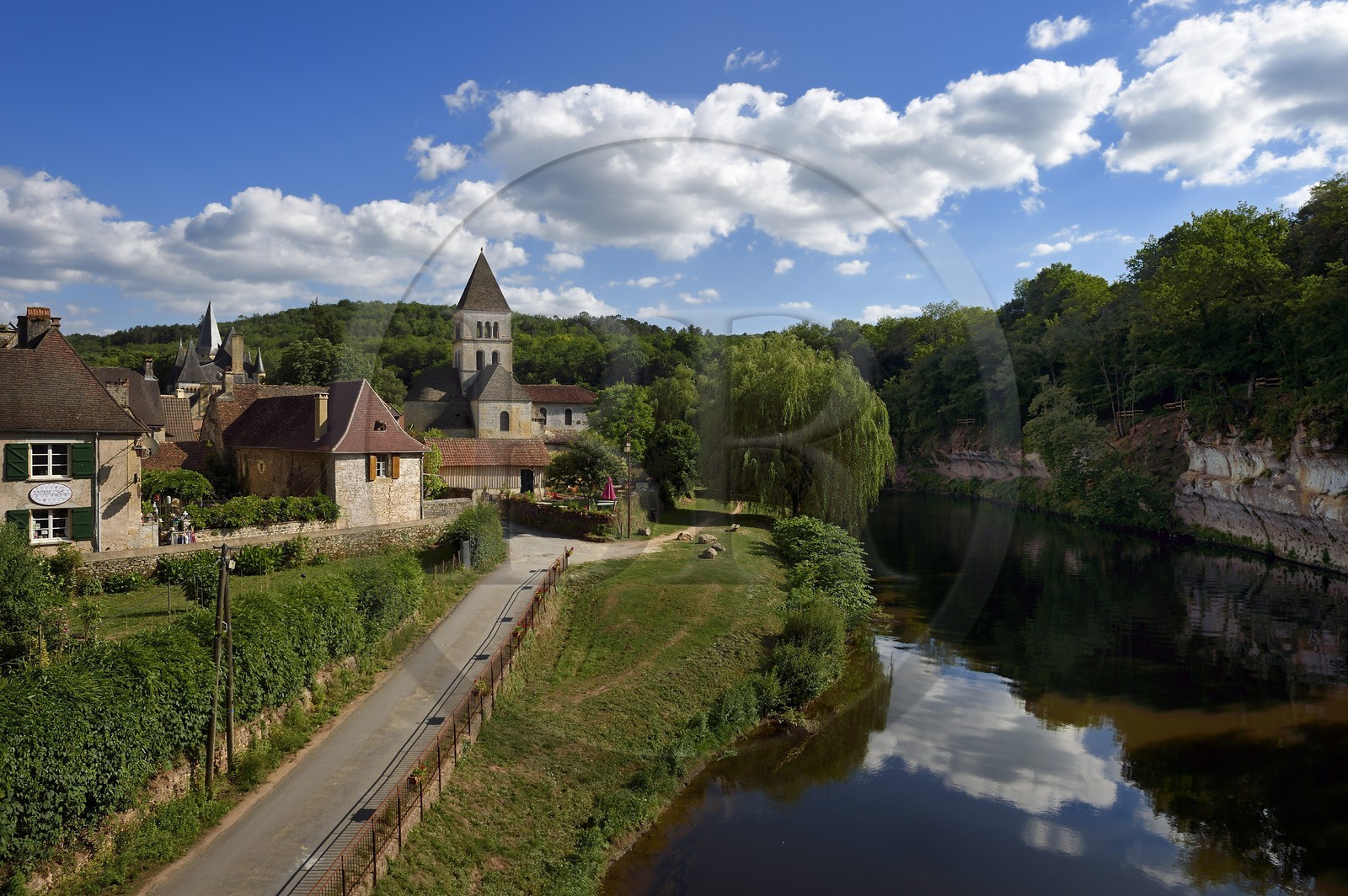 France, Dordogne (24), Périgord Noir, vallée de la Vézère, Saint-Léon-sur-Vézère, labellisé Les Plus Beaux Villages de France, le viilage sur les rives de la Vézère et le Chateau de Clérans en arrière plan à gauche