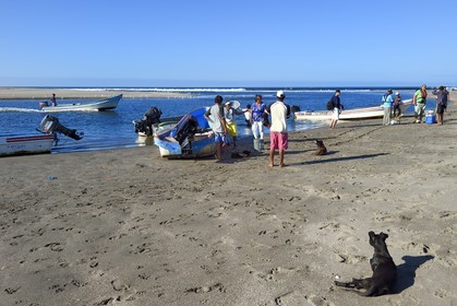Nicaragua, la côte pacifique de Leon, parc national Isla Juan Venado, plage de Las Penitas, bateau de pêcheurs