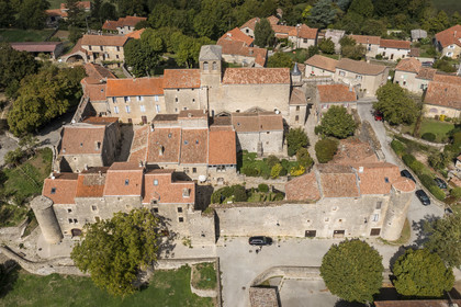 France, Aveyron (12), parc naturel régional des Grands Causses, le fort cistercien de Saint-Jean-d’Alcas (vue aérienne)