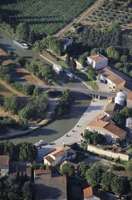 France, Aude (11), Canal du Midi, classé Patrimoine Mondial de l'UNESCO (vue aérienne)