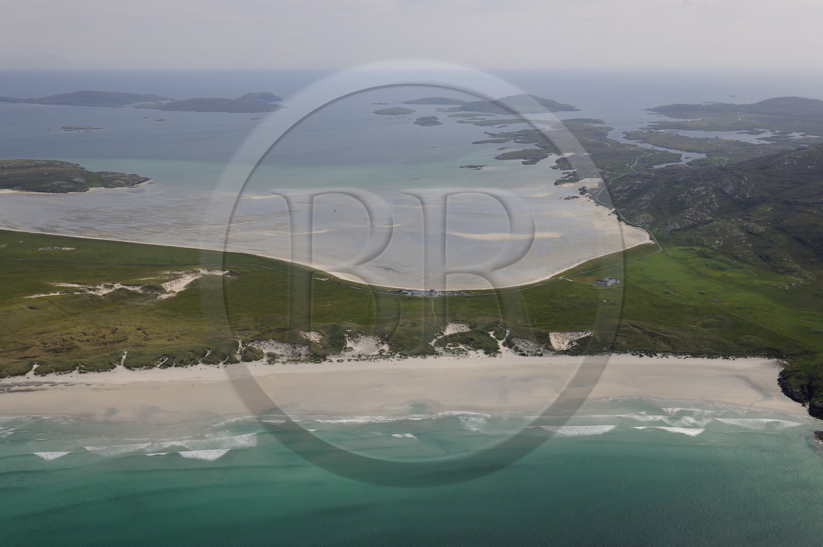 Royaume-Uni, Ecosse, Hébrides extérieures, Ile de Barra, plage à marée basse de la côte Nord qui est aussi la piste de l'aéroport de Barra (vue aérienne)