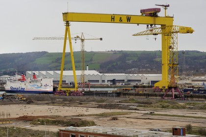 Royaume-Uni, Irlande du Nord, Belfast, Queen's Island, Harland and Wolff Heavy Industries spécialisée dans la construction navale (dont le RMS Titanic) et la construction offshore, un des deux portiques surnommés Samson et Goliath qui sont devenus un repère de la ville