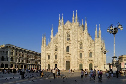 Italie, Lombardie, Milan, Piazza del Duomo, la cathédrale le Duomo de style gothique flamboyant
