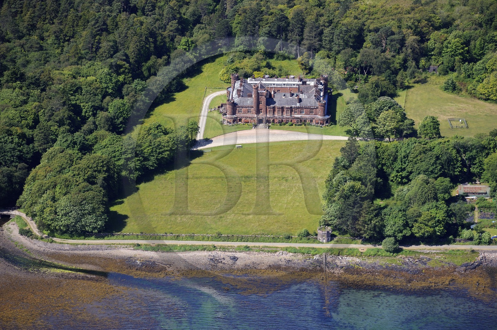 Royaume-Uni, Ecosse, Highland, Hébrides intérieures, Ile de Rum, Kinloch Castle fut construit par le industriel millionnaire John Bullough en 1900  (vue aérienne)