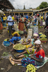 Rwanda, Province du Nord, Musanze (anciennement nommée Ruhengeri), le marché central, marchandes de légumes, femmes écossant des petits pois