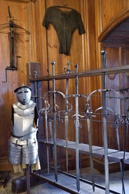 France, Bas-Rhin (67), Orschwiller, le chateau du Haut-Koenigsbourg, la salle d’armes présente les différentes hallebardes, épées, arbalètes et armures