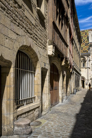 France, Côte-d'Or (21), Dijon, zone classée Patrimoine Mondial de l'UNESCO, montoir dans la rue porte aux lions, pierre utilisée pour monter à cheval plus aisément