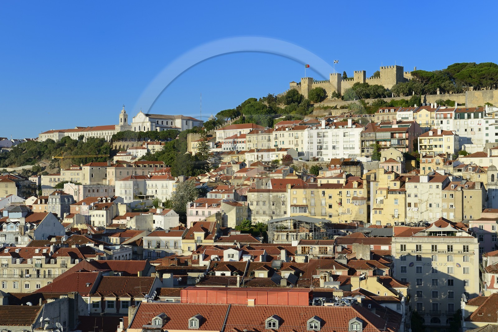 Portugal, Lisbonne, vue sur la ville depuis le elevador (ascenseur) de Santa Justa et le Castelo Sao Jorge (château Saint Georges) sur la colline de l'Alfama