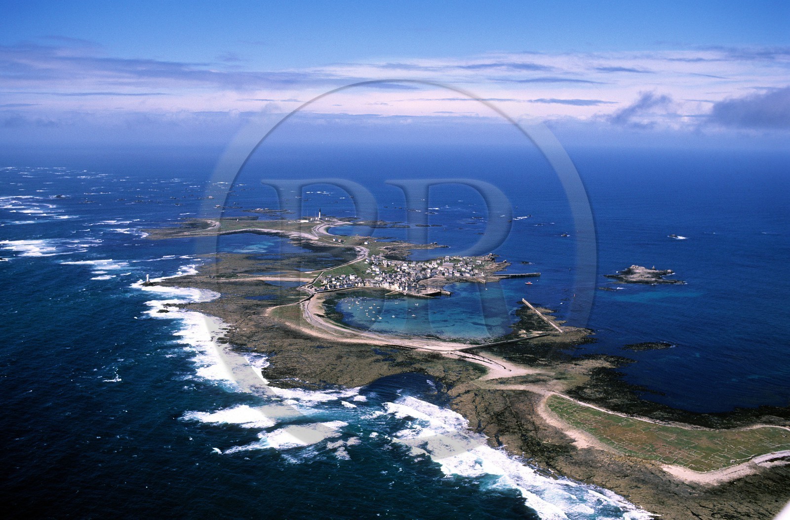 France, Finistère (29), Ile de Sein, labellisé Les Plus Beaux Villages de France, au large de la Pointe du Raz (vue aérienne)