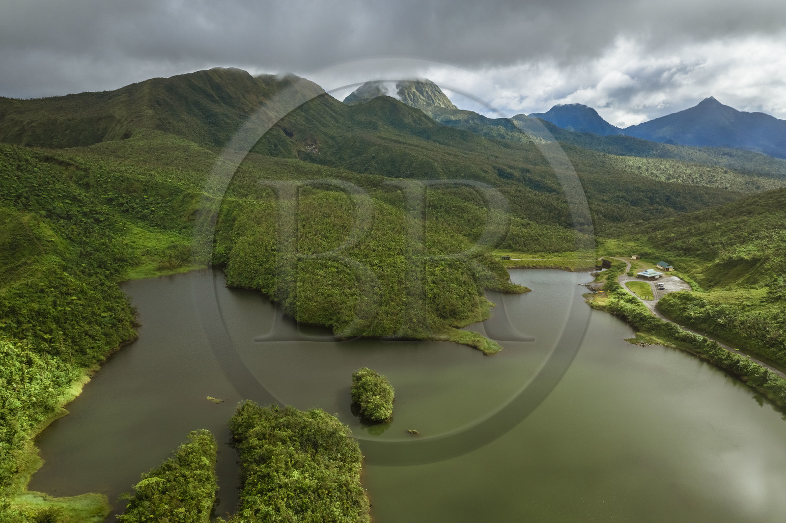 Caraïbes, Ile de la Dominique, Parc national du Morne Trois Pitons classé Patrimoine Mondial de l'UNESCO, Fresh Water Lake (vue aérienne)