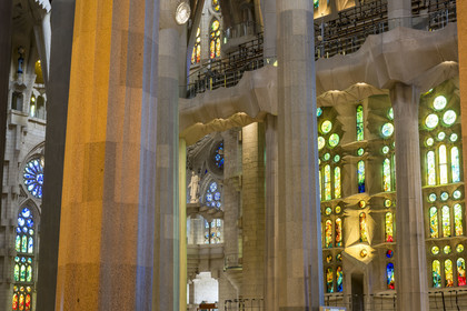 Espagne, Catalogne, Barcelone, quartier de l'Eixample, basilique de la Sagrada Familia de l'architecte du modernisme catalan Antoni Gaudi classée Patrimoine Mondial de l'UNESCO, le côté Est de la Nef et l'intérieur de la façade de la Nativité dédié à St Joseph en arrière plan