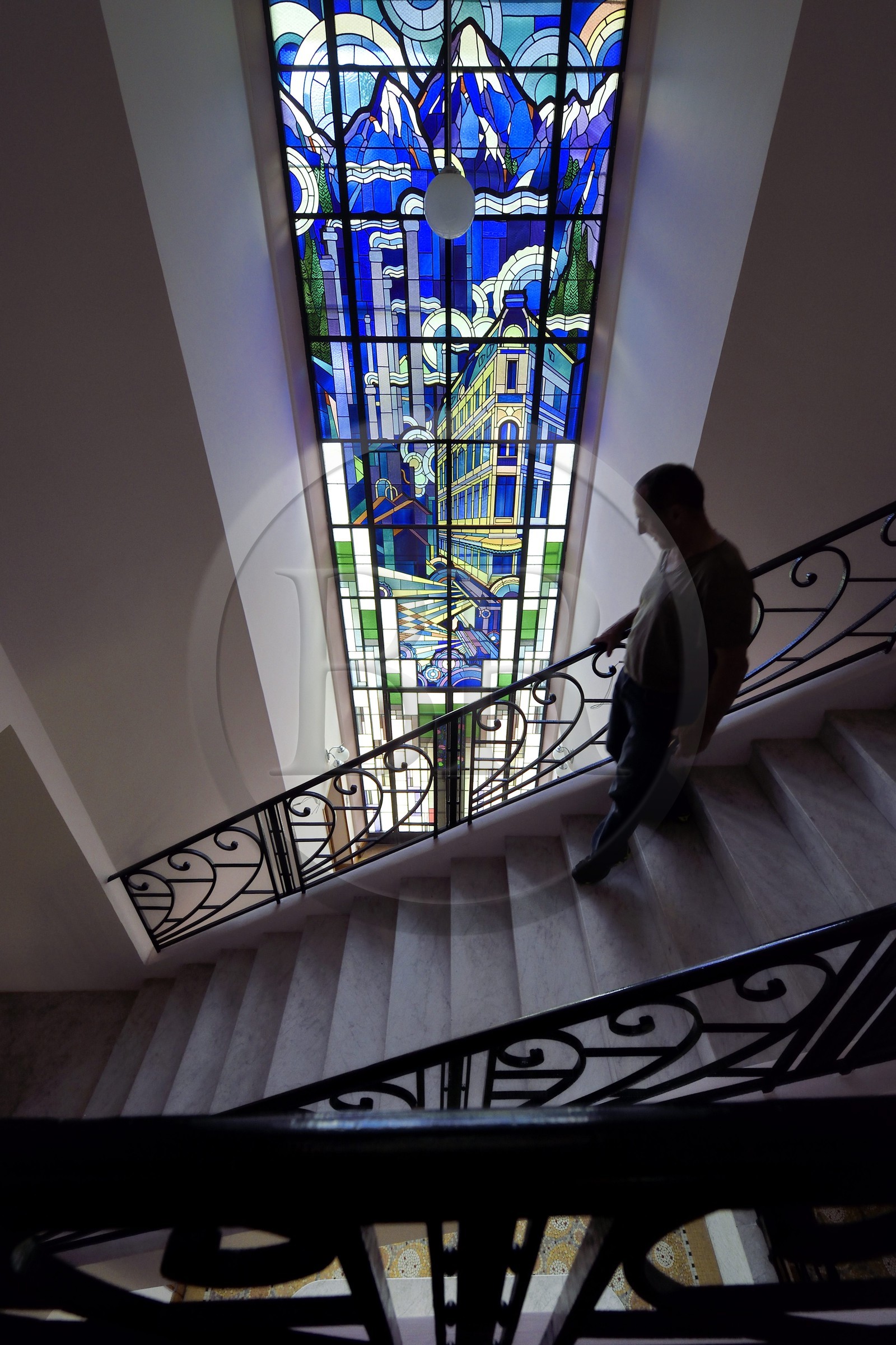 France, Alpes-de-Haute-Provence (04), vallée de l'Ubaye, Barcelonnette, Villa mexicaine connue sous le nom de Villa Bleue, vitrail de 8,10m de haut réalisé en 1933 par le maitre-verrier Gruber de l’école de Nancy représentant les métiers à tisser les draps, les cheminées fumantes des fabriques textiles et un grand magasin, il célèbre la réussite au Mexique de son commanditaire Camille Jean fondateur du magasin la Francia Maritima