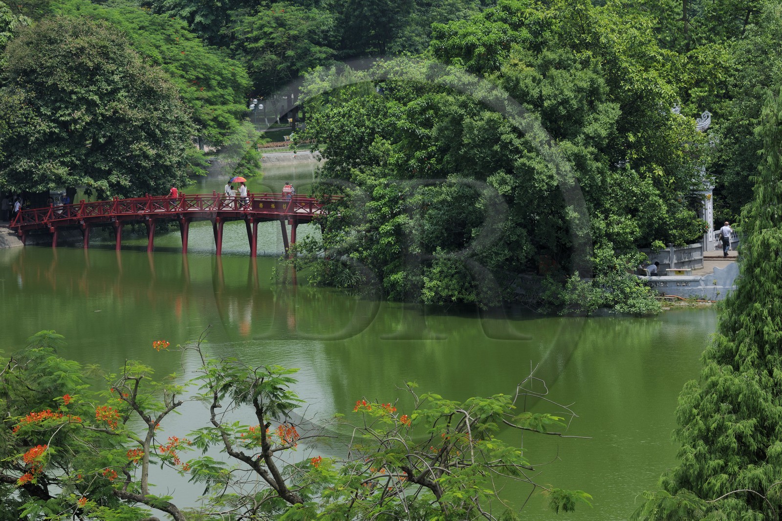 Vietnam, Hanoï, vieille ville, lac Hoan Kiem appelé le petit lac ou lac de l'épée restituée, temple Ngoc Son (de la montagne de jade) et le pont Thê Huc