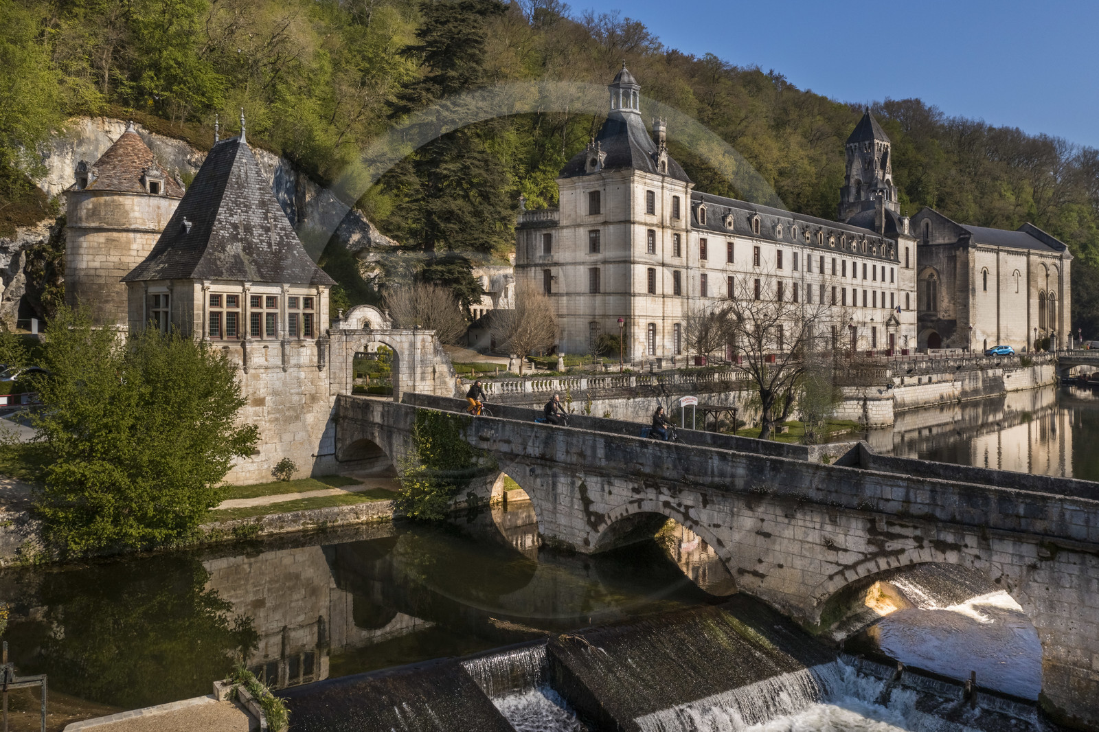 France, Dordogne (24), Brantôme, cyclistes faisant la véloroute la Flow Vélo traversant le Pont Coudé sur la Dronne, l’abbaye bénédictine Saint-Pierre de Brantôme en arrière plan (vue aérienne)