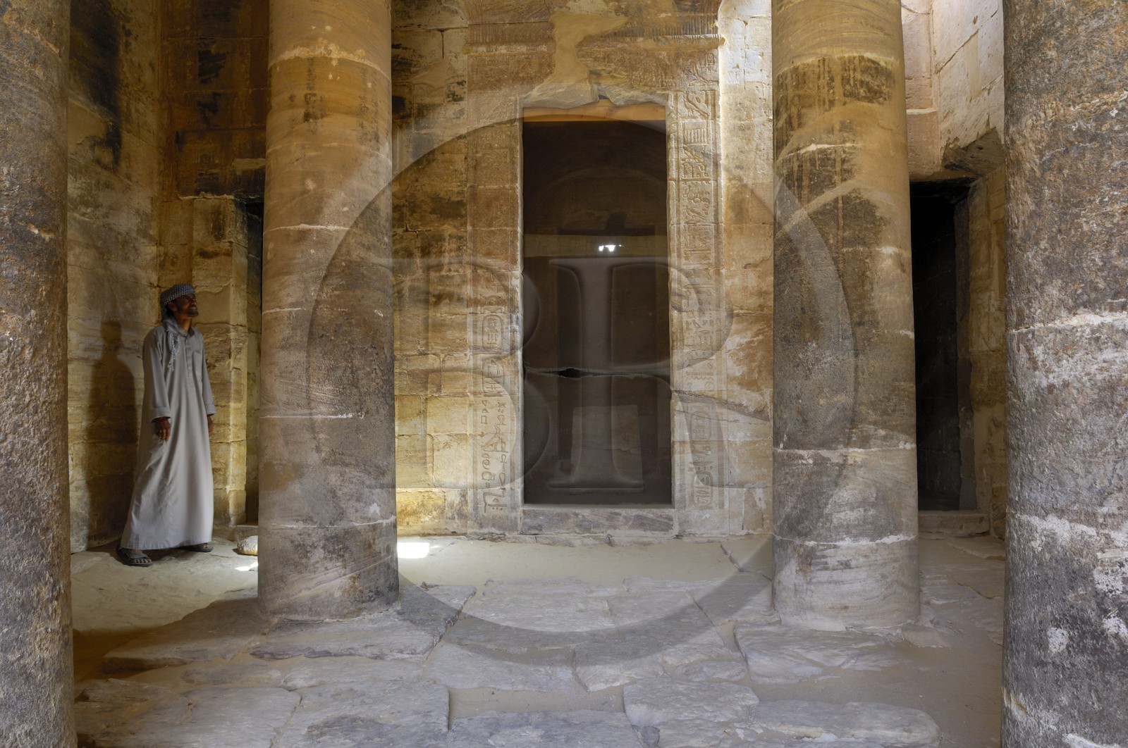 Egypte, désert libyque, El-Dush au sud de l'oasis de Kharga, le temple de l'époque Ptolémaique dédié à Isis et Osiris dans le fort romain