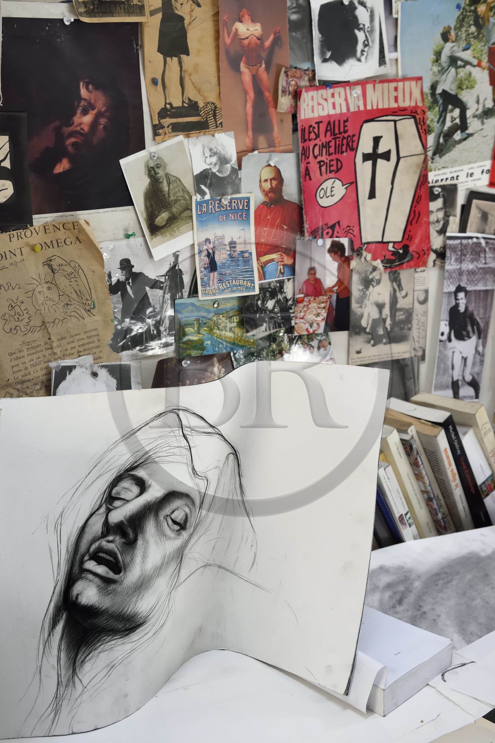 France, Ivry-sur-Seine (94), l'artiste plasticien Ernest Pignon-Ernest dans son atelier