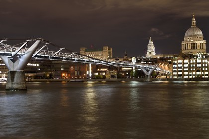 Royaume-Uni, Londres, la City, le pont du Millénaire (Millennium Bridge) de l'architecte Norman Foster sur la Tamise et la cathédrale Saint-Paul en arrière plan