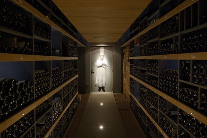 France, Rhône (69), Collonges-au-Mont-d'Or, Restaurant L'Auberge du Pont de Collonges de Paul Bocuse, trois étoiles au Guide Michelin depuis 1965, la cave à vin