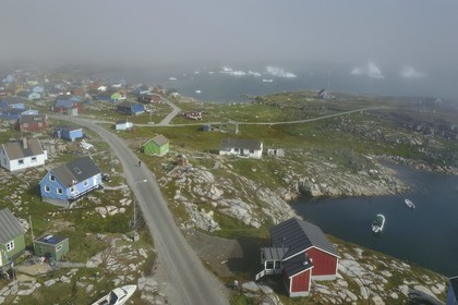 Groenland, cote ouest, Ile de Disko, le village de Qeqertarsuaq et icebergs en arri