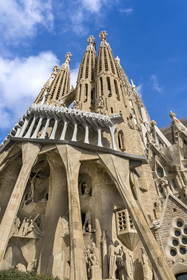 Espagne, Catalogne, Barcelone, quartier de l'Eixample, basilique de la Sagrada Familia de l'architecte du modernisme catalan Antoni Gaudi classée Patrimoine Mondial de l'UNESCO, la façade de la passion dont les sculptures ont été réalisées par Josep Maria Subirachs