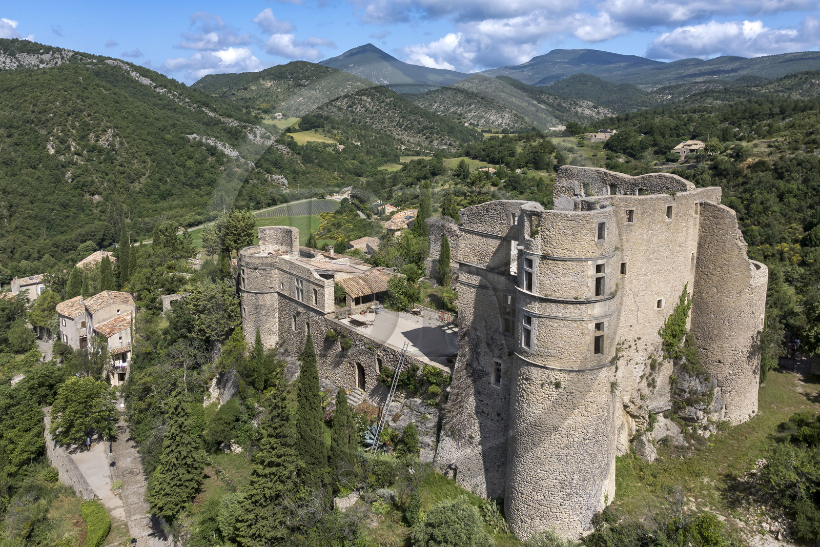 France, Drôme (26), parc naturel régional des Baronnies provençales, Montbrun-les-Bains, labellisé Les Plus Beaux Villages de France, le village et le château Renaissance des Dupuy-Montbrun (vue aérienne)
