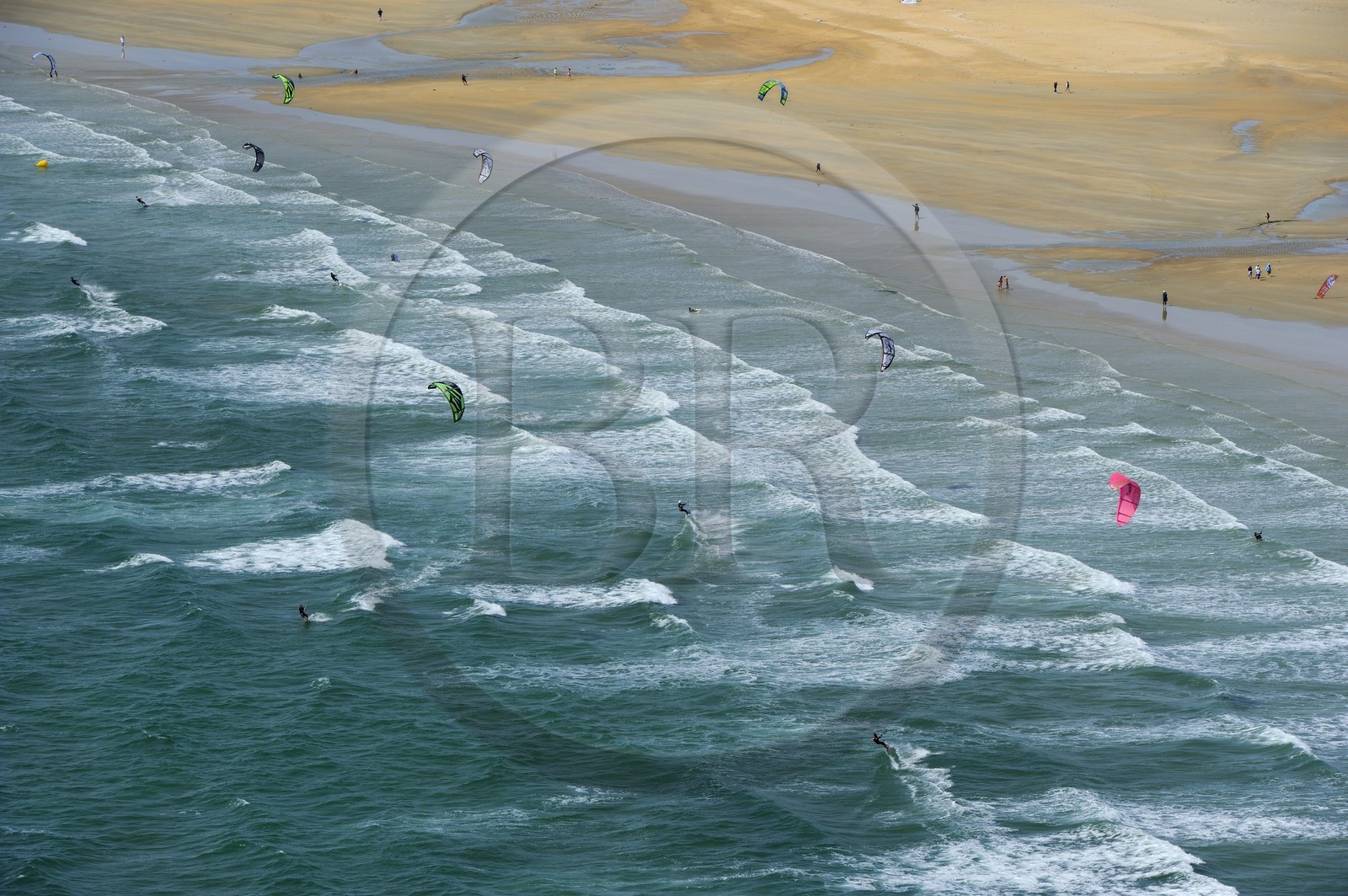 France, Morbihan (56), kitesurfing sur la plage d'Erdeven et de Plouharnel (vue aérienne) France, Morbihan (56), kitesurfing sur la plage d'Erdeven et de Plouharnel (vue aérienne)