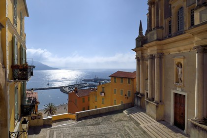 France, Alpes-Maritimes (06), Menton, la vieille ville, le parvis Saint-Michel et la basilique Saint-Michel-Archange à droite