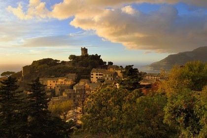 France, Haute-Corse (2B), Cap Corse, le village perché de Nonza et la Tour paoline (Torra paolina)