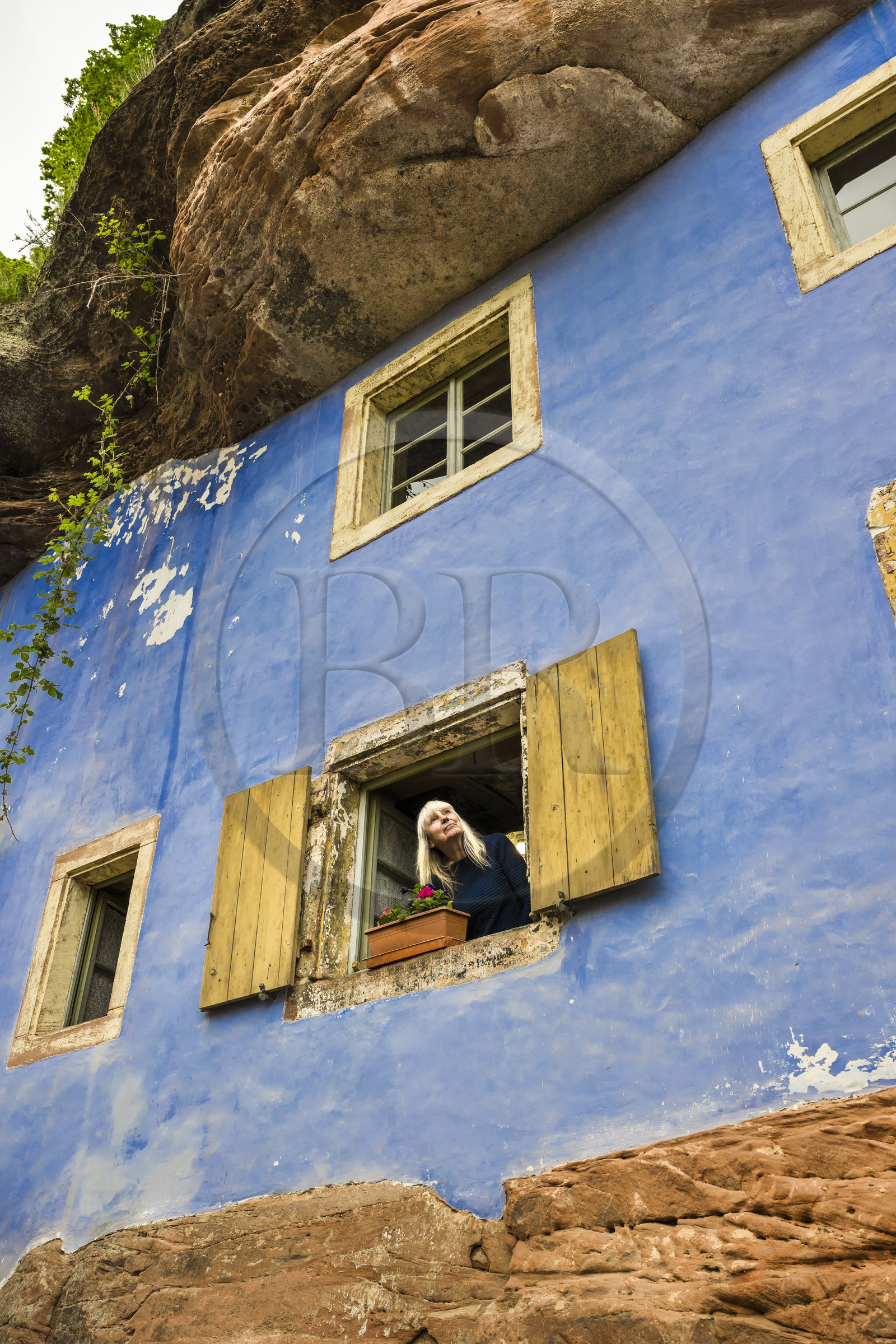 France, Bas-Rhin (67), Parc Naturel régional des Vosges du Nord, Eschbourg, Maisons des Rochers de Graufthal, habitations semi-troglodytiques du XVIIIe siècle et habitées jusqu'en 1958, l'ancienne institutrice du village Annette Oster