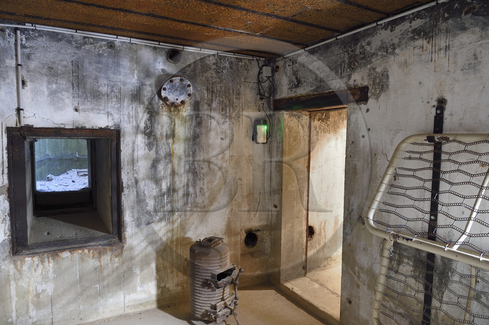 France, Calvados (14), Courseulles-sur-Mer, Centre Juno Beach, musée consacré au role du Canada lors de la Seconde Guerre Mondiale, intérieur d'un bunker d'observation allemand