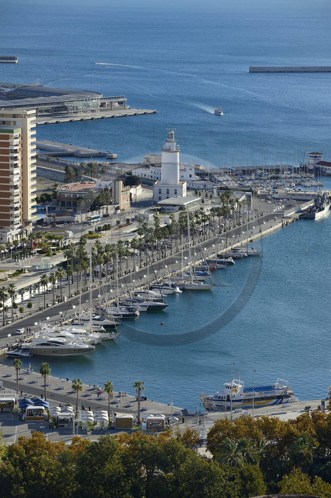 Espagne, Andalousie, Malaga, le port et son phare Espagne, Andalousie, Malaga, le port et son phare