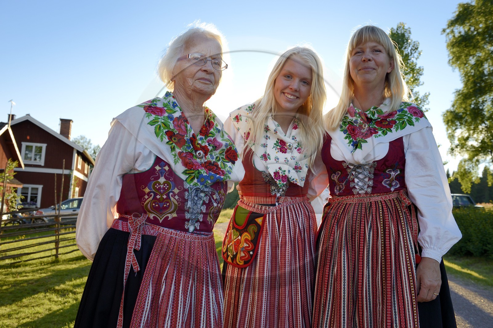 Suède, comté de Dalécarlie, région de Leksand, célébrations du solstice d'été dans le petit hameau de Hjulbäck, trois femmes en costumes traditionnels, grand-mère, mère et fille Suède, comté de Dalécarlie, région de Leksand, célébrations du solstice d'été dans le petit hameau de Hjulbäck, trois femmes en costumes traditionnels, grand-mère, mère et fille