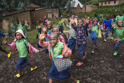 Rwanda, Province du Nord, District de Musanze (Ruhengeri), Busogo, enfants de l'ecole primaire Ubuyanja Nyabirehe sur les pentes du mont Karisimbi dans les montagnes des Virunga à la sortie du Parc national des Volcans où vivent les gorilles, 10% des revenus du tourisme des gorilles sont reversés aux communautés locales