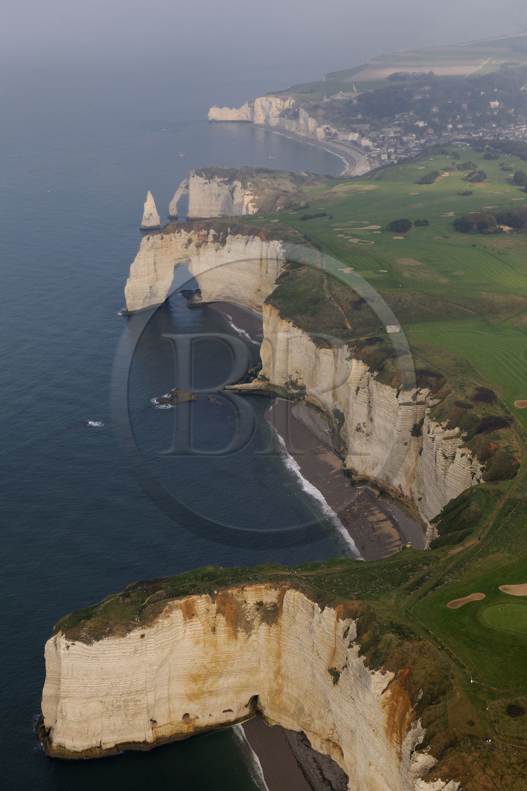 France, Seine-Maritime (76), Pays de Caux, Côte d'Albâtre, Etretat, les falaises d'Aval et le golf (vue aérienne)
