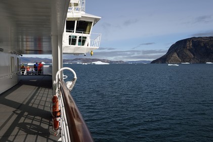 Groenland, cote ouest, baie de Disko, detroit d'Ataa, le bateau de croisière MS Fram de la compagnie Hurtigruten progresse vers le glacier Eqip Sermia (glacier Eqi)