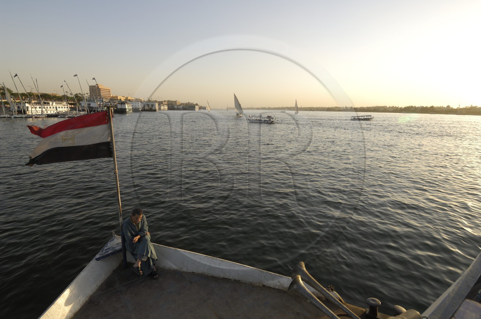 Egypte, Haute Egypte, vallée du Nil, Louxor, le Nil et la rive ouest, ferry reliant les deux rives du Nil