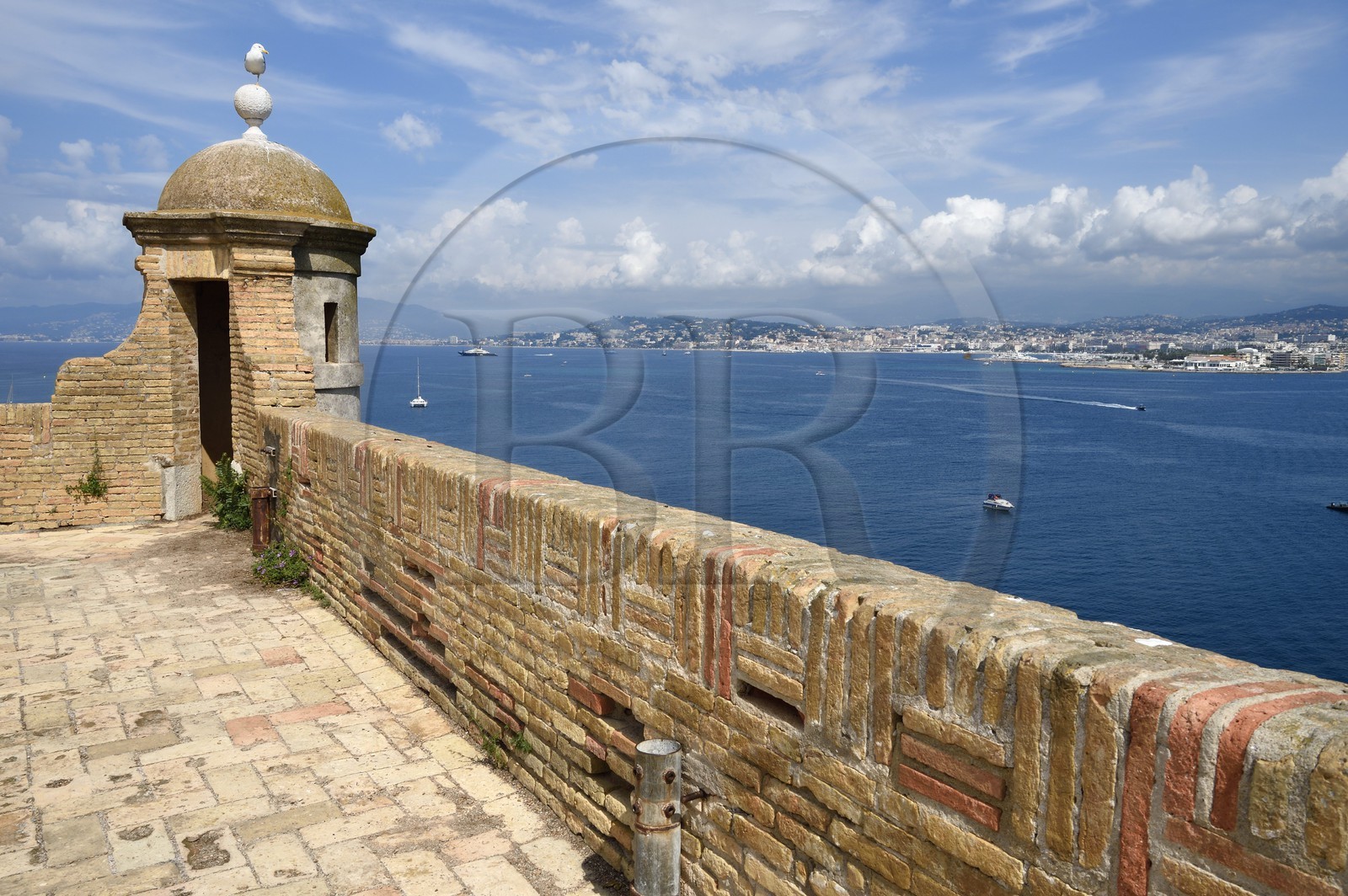France, Alpes-Maritimes (06), Cannes, Iles de Lérins, Ile Sainte-Marguerite, le Fort Royal fortifié par Vauban avec vue sur Cannes