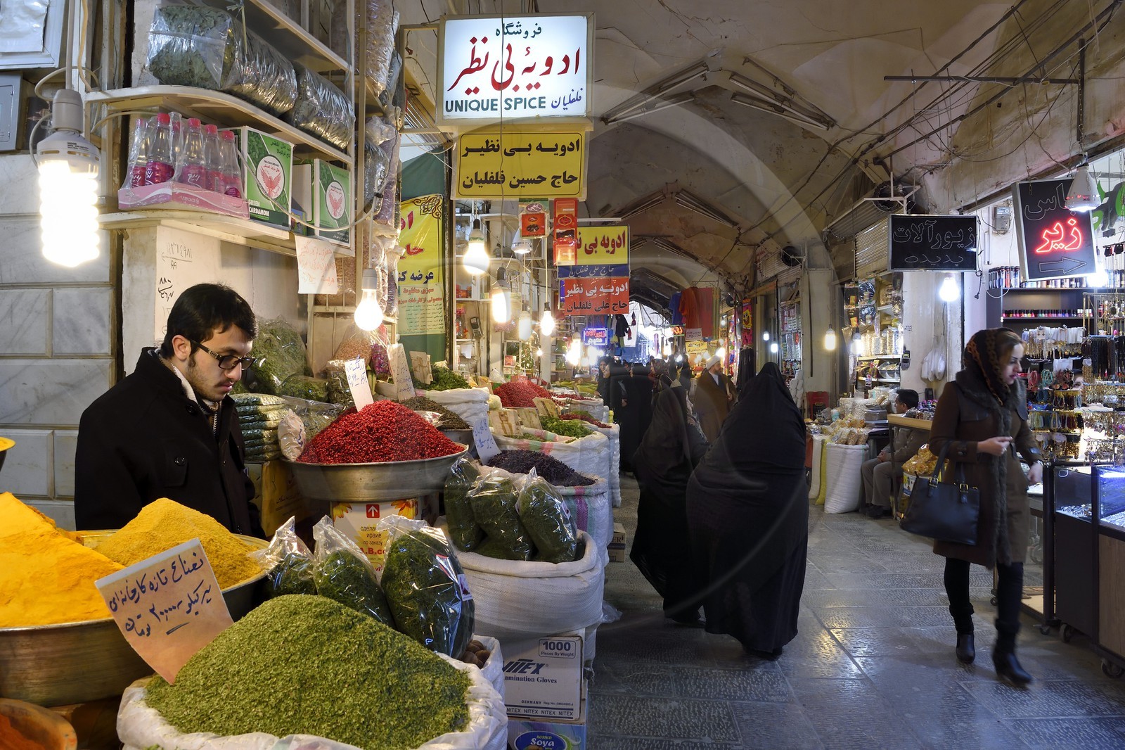 Iran, province d'Ispahan, Ispahan, Bazar-e Bozorg (Grand Bazar), immense bazar couvert qui remonte à près de 1300 ans, étal d'épices et légumes secs