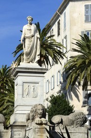 France, Corse-du-Sud (2A), Ajaccio, place du Maréchal Foch (Place des Palmiers), la statue de Napoléon Bonaparte en consul romain oeuvre du sculpteur Massimiliano Laboureur