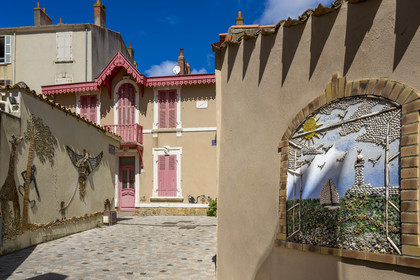 France, Vendée (85), Les-Sables-d'Olonne, quartier de l'île Penotte, ruelles piétonnes aux façades ornées de mosaïques de coquillages (avant utilisation demander l'autoristaion à L'ADAGP www.adagp.fr)