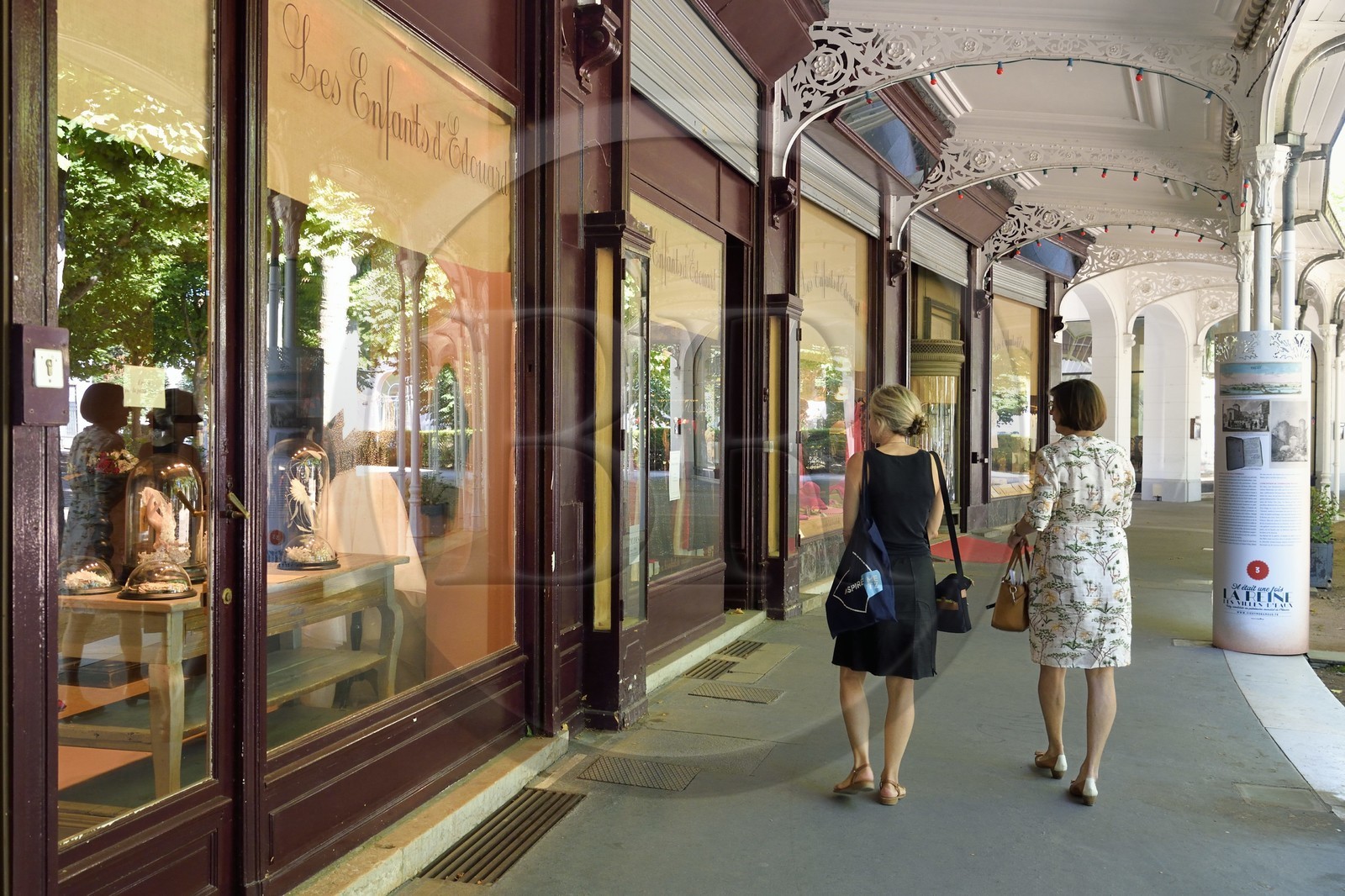 France, Allier (03), Vichy, galerie commercante couverte du Fer à Cheval dans le parc des Sources