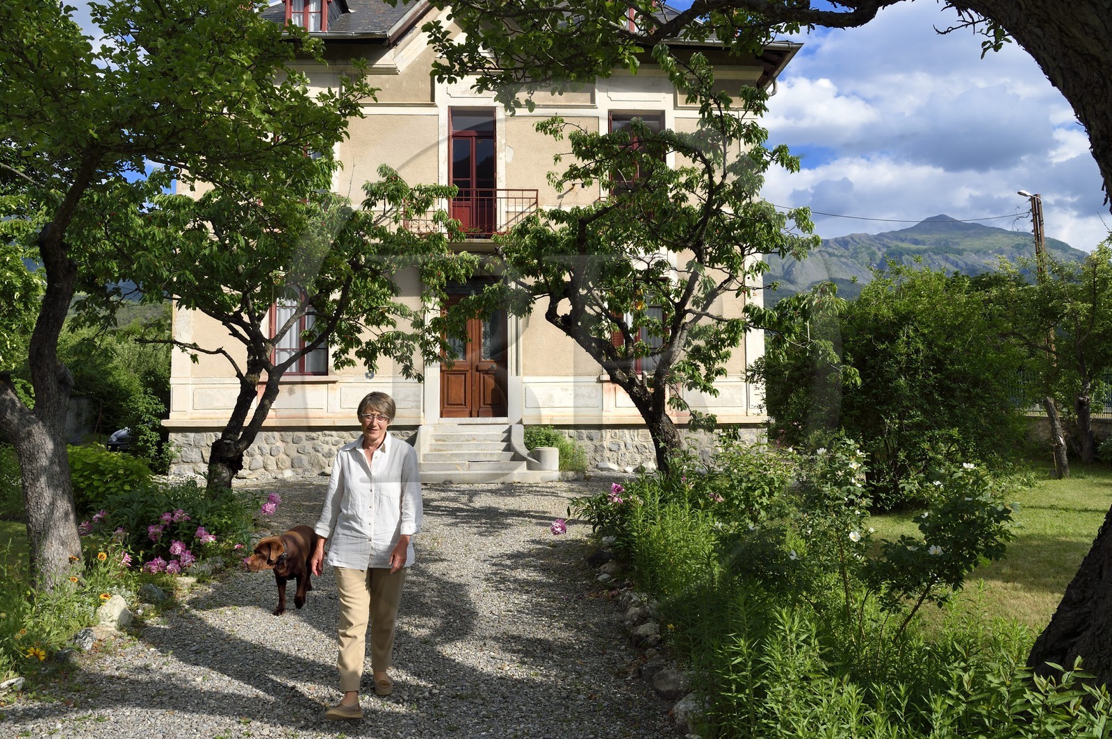 France, Alpes-de-Haute-Provence (04), vallée de l'Ubaye, Jausiers,  Villa mexicaine connue sous le nom de Villa San Carlos, Sophie Meche-Fortoul petite fille de Eugène Fortoul qui émigra au Mexique au début du XXème siècle